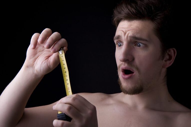 ein Mann hat seinen Penis vor der Vergrößerung mit einer Pumpe gemessen